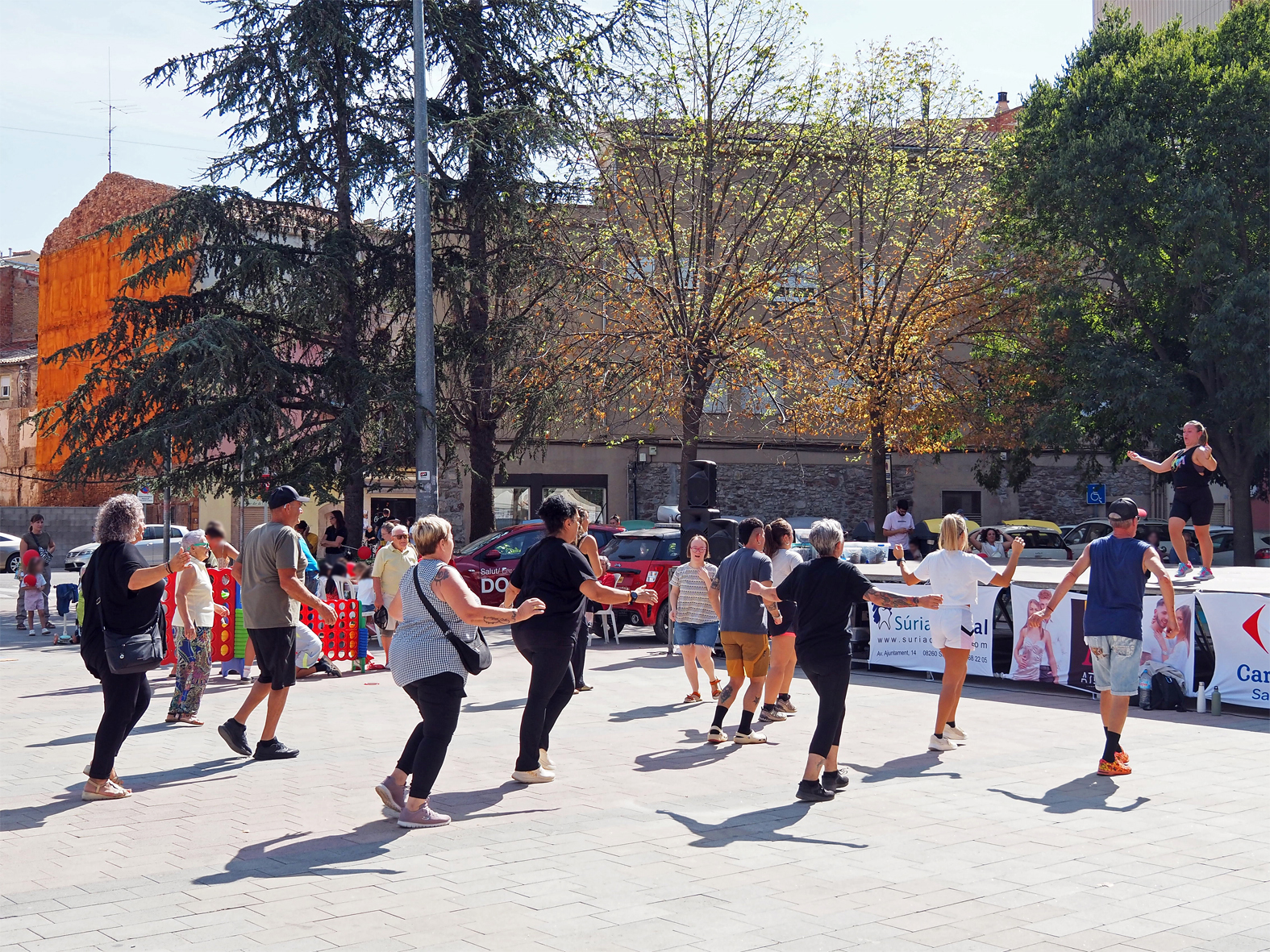 Sessi&oacute; de zumba a la pla&ccedil;a de Sant Joan durant la Marat&oacute; de Sang de S&uacute;ria.