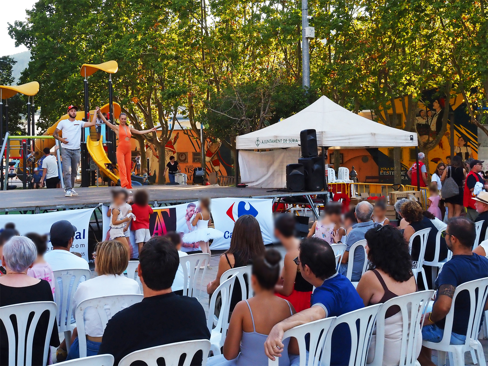 Ball de sal&oacute; a la pla&ccedil;a de Sant Joan durant la Marat&oacute; de Sang de S&uacute;ria.