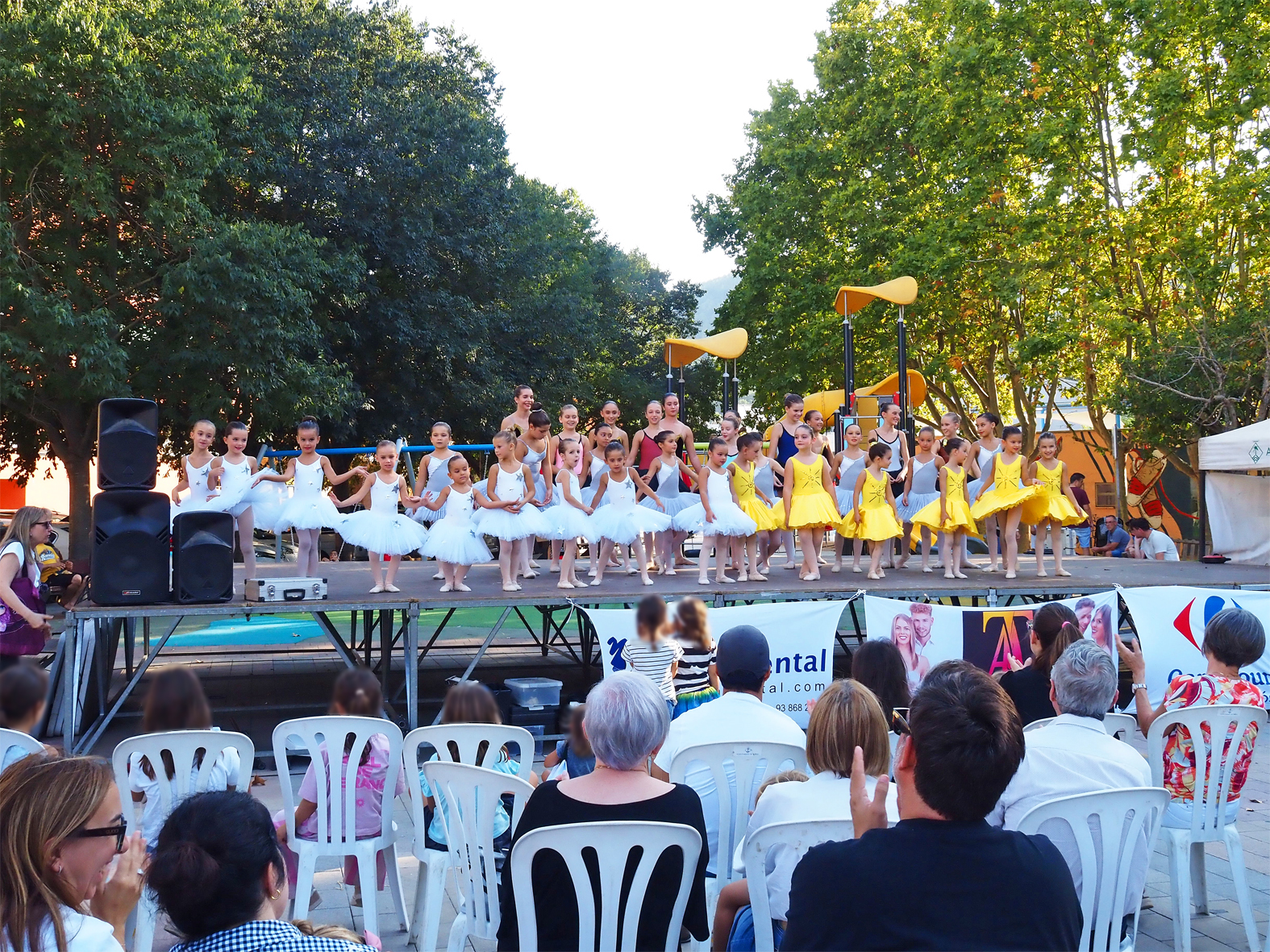 Participants en la mostra de dansa a la pla&ccedil;a de Sant Joan durant la Marat&oacute; de Sang de S&uacute;ria.