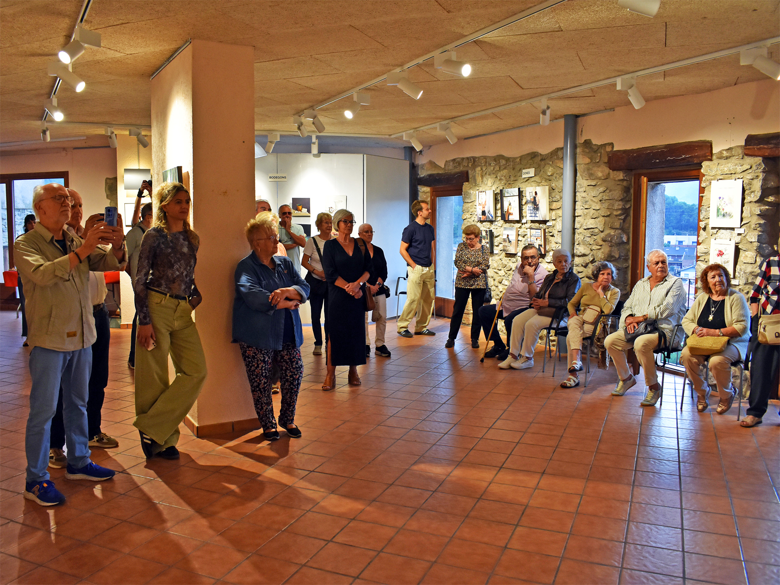 Vista parcial de les persones assistents a la inauguraci&oacute; de l'exposici&oacute; 'Diversitat' de l'artista surienca Rosa Santamaria, a Cal Balaguer del Porxo.