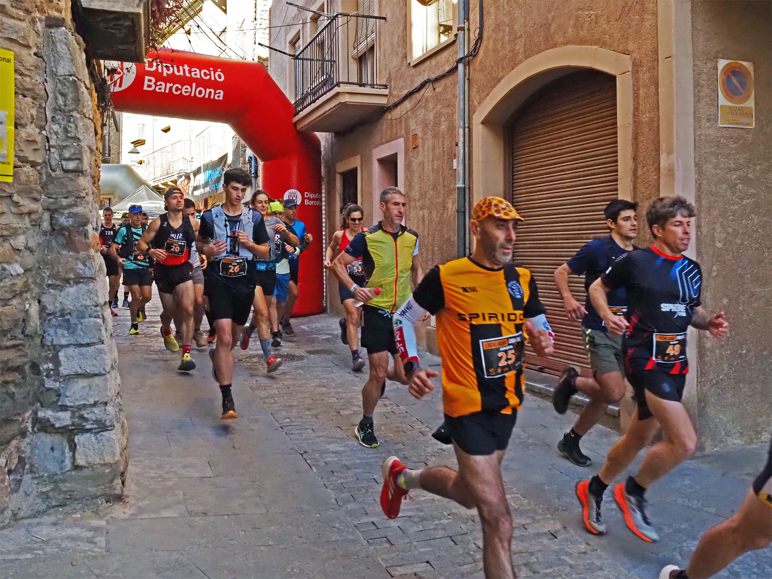 Sortida de la cursa de 21 quil&ograve;metres de la 4a Escaldada Trail de S&uacute;ria des de la pla&ccedil;a Major del Poble Vell.