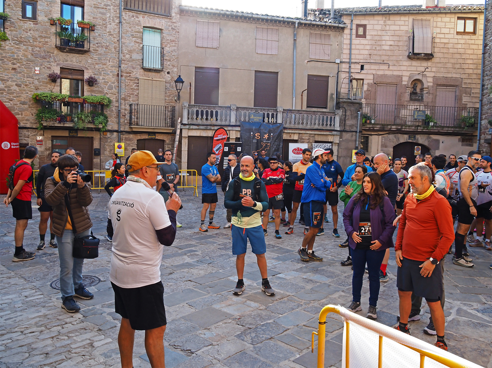 El president d'Escaldats Club Esportiu, Marcel Collell, parla a les persones participants en la 4a Escaldada Trail de S&uacute;ria, poc abans de la sortida des de la pla&ccedil;a Major del Poble Vell.