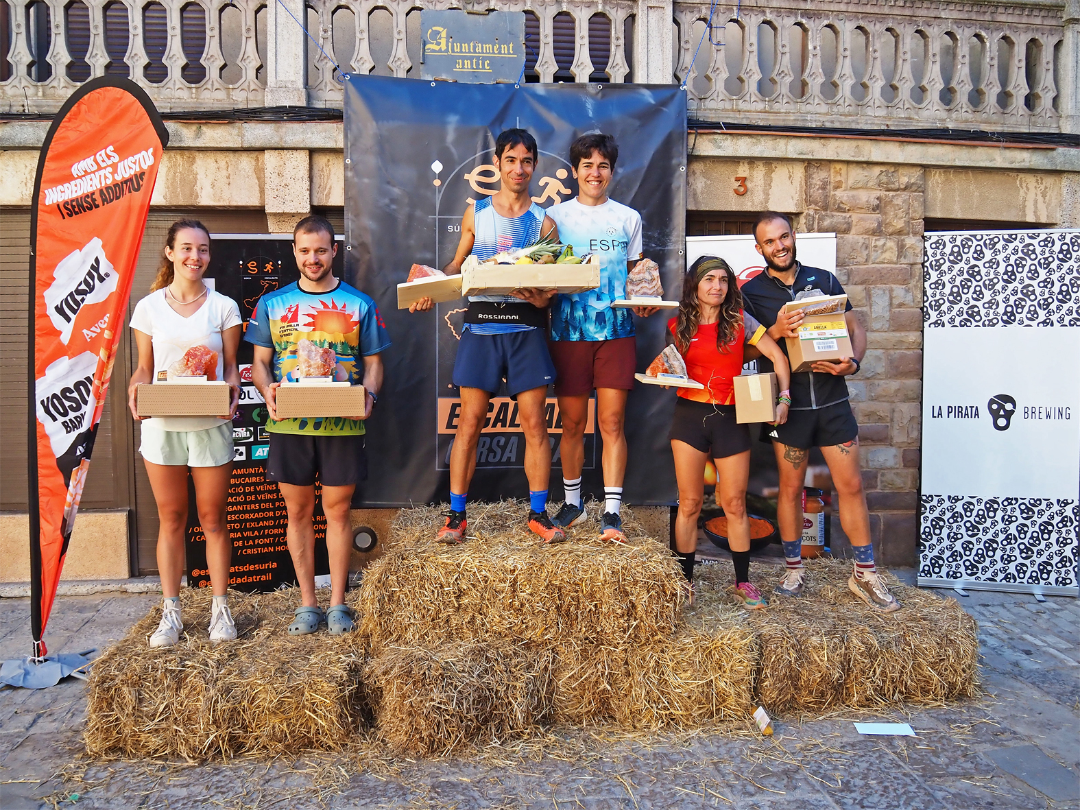 Foto conjunta dels primers i primeres classificades en la cursa de 10 quil&ograve;metres de la 4a Escaldada Trail de S&uacute;ria, a la pla&ccedil;a Major del Poble Vell. 