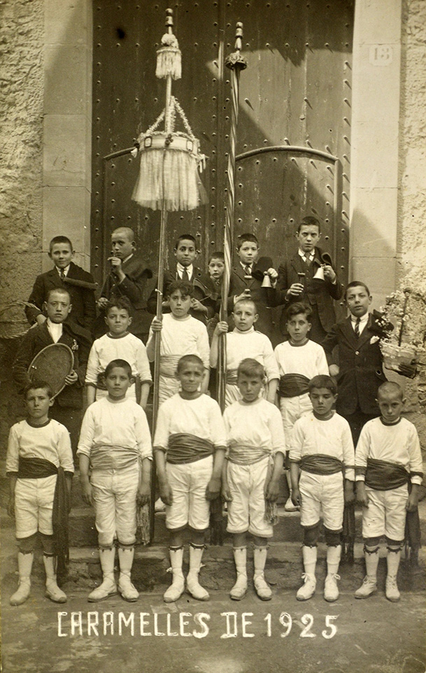 Any 1925 - Grup de Caramelles davant la porta de l'EsglÃ©sia del Roser (arxiu Lali GuilÃ ).