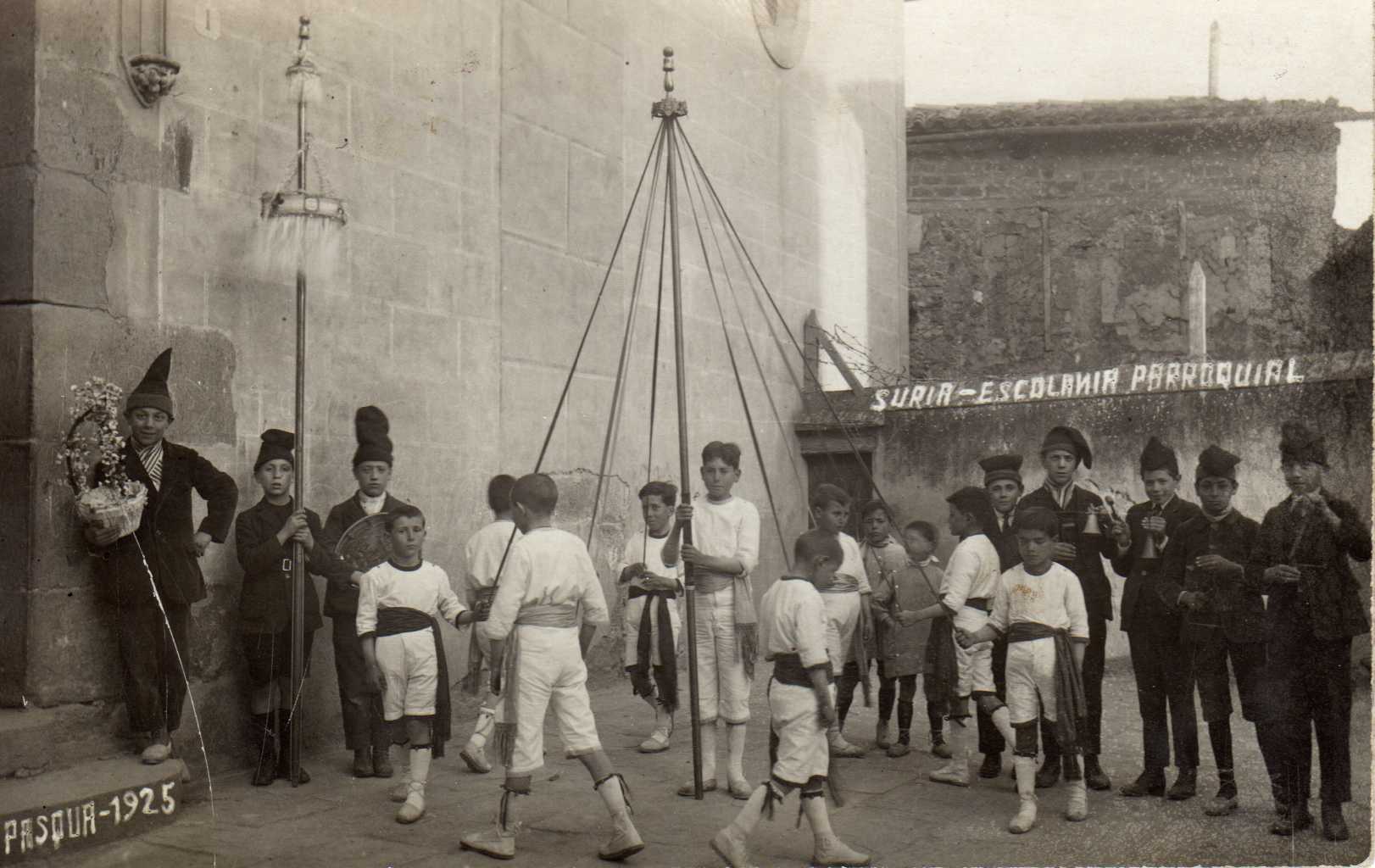 Any 1925 - Ball de cintes del grup caramellaire de l'Escolania Parroquial, davant l'EsglÃ©sia del Roser (arxiu Josep Reguant).