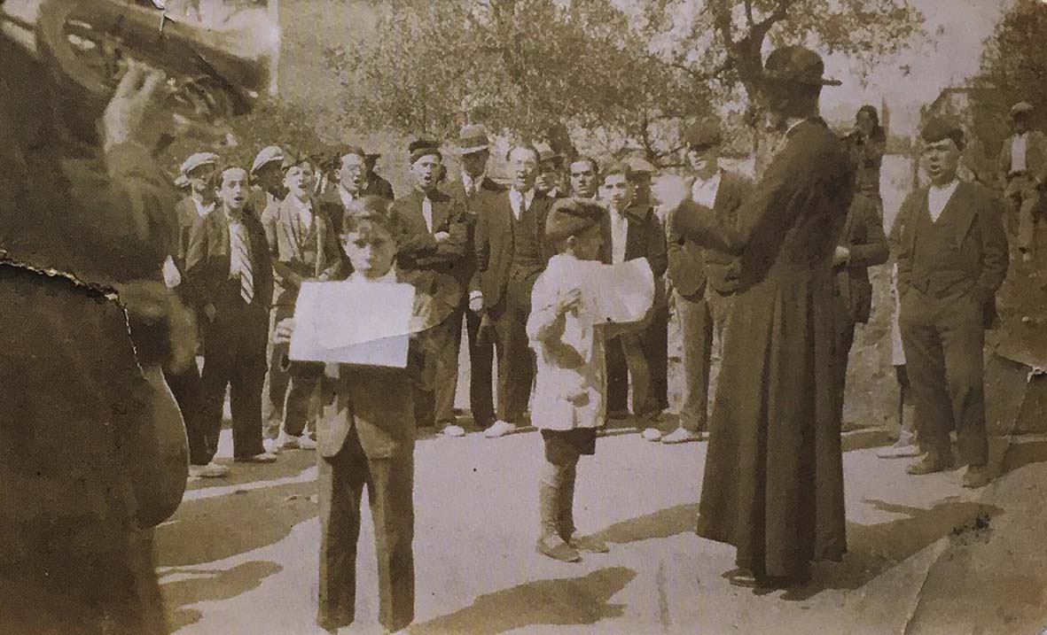 Any 1932 - ActuaciÃ³ caramellaire del cor del Centre Parroquial al barri de Santa Maria (font: llibre 'Les Caramelles de SÃºria' de NÃºria Balaguer i Riera).