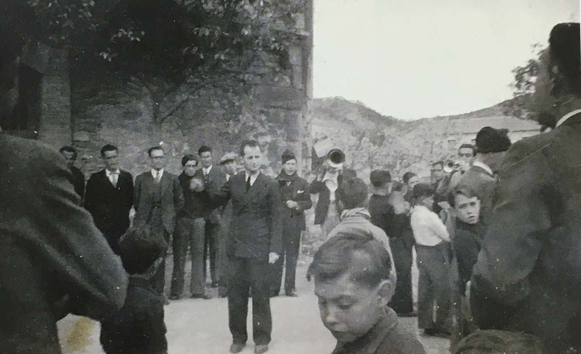 Any 1940 - ActuaciÃ³ caramellaire de la colla del Centre CatÃ²lic (font: llibre 'Les Caramelles de SÃºria' de NÃºria Balaguer i Riera).