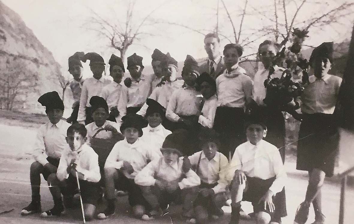 DÃ¨cada de 1940 - Colla caramellaire del Centre Parroquial (font: llibre 'Les Caramelles de SÃºria' de NÃºria Balaguer i Riera).
