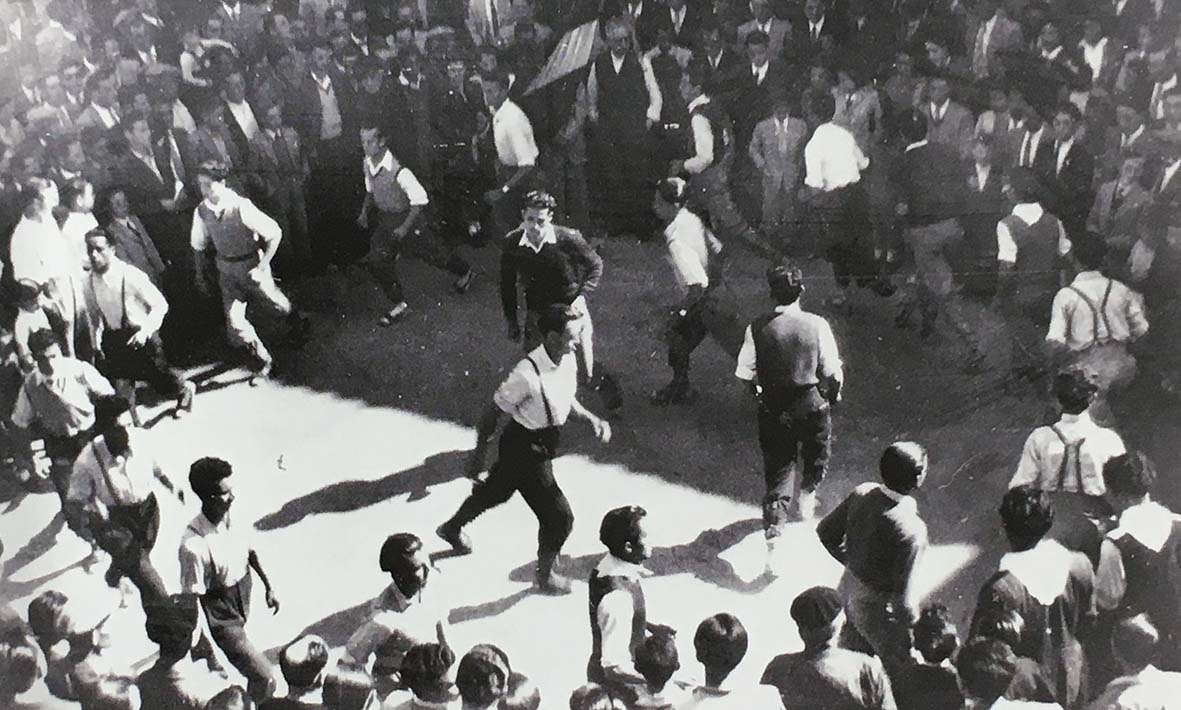Any 1949 - Ball de Cascavells de la colla caramellaire del Tro Gros (font: llibre 'Les Caramelles de SÃºria' de NÃºria Balaguer i Riera).