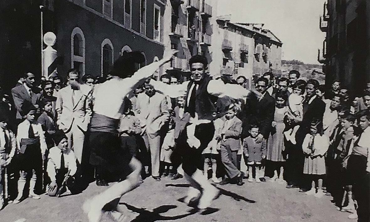 DÃ¨cada de 1950 - La colla caramellaire del Centre CatÃ²lic balla el Ball de la Morisca (font: llibre 'Les Caramelles de SÃºria' de NÃºria Balaguer i Riera).