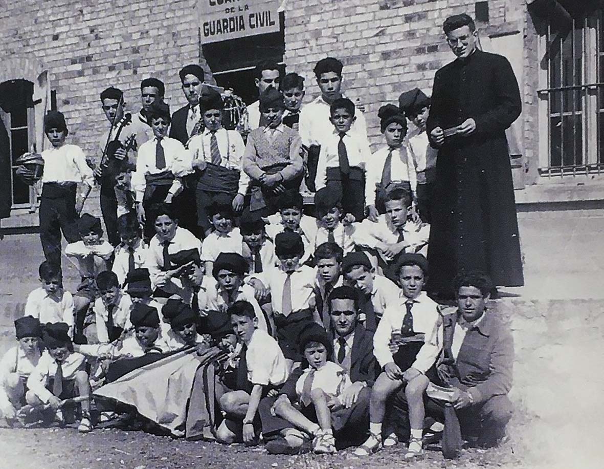 DÃ¨cada de 1950 - Colla caramellaire de l'Escolania Parroquial, al barri de Santa Maria (font: llibre 'Les Caramelles de SÃºria' de NÃºria Balaguer i Riera).