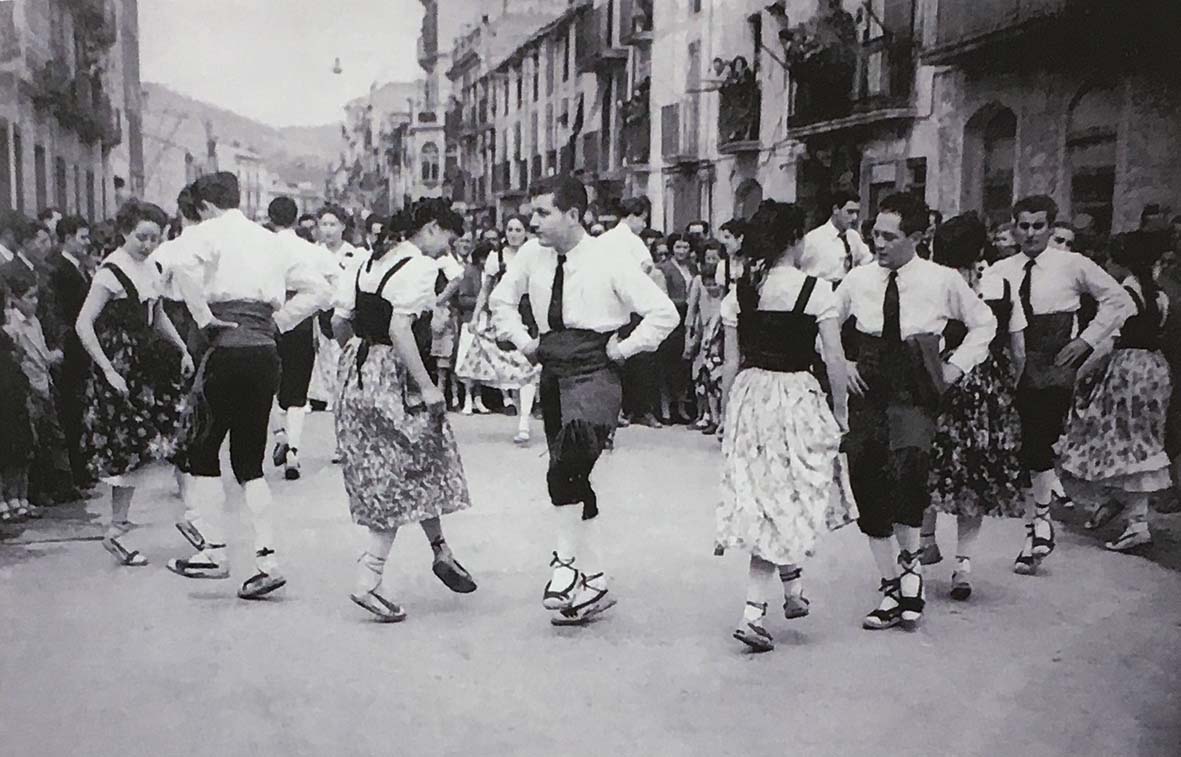 Any 1951 - ActuaciÃ³ de la colla caramellaire de l'AgrupaciÃ³ ArtÃ­stica de l'Ateneu, al centre urbÃ  (font: llibre 'Les Caramelles de SÃºria' de NÃºria Balaguer i Riera).