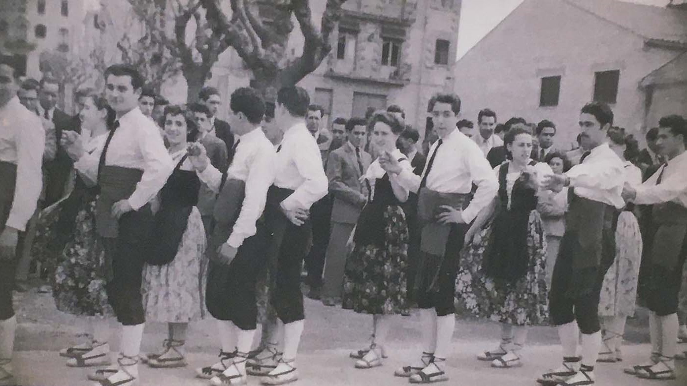 Any 1951 - ActuaciÃ³ caramellaire de la colla de l'AgrupaciÃ³ ArtÃ­stica de l'Ateneu (font: llibre 'Les Caramelles de SÃºria' de NÃºria Balaguer i Riera).