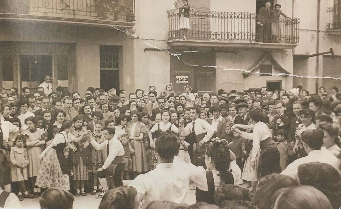 Any 1951 - ActuaciÃ³ de la colla caramellaire de l'AgrupaciÃ³ ArtÃ­stica de l'Ateneu (font: llibre 'Les Caramelles de SÃºria' de NÃºria Balaguer i Riera).