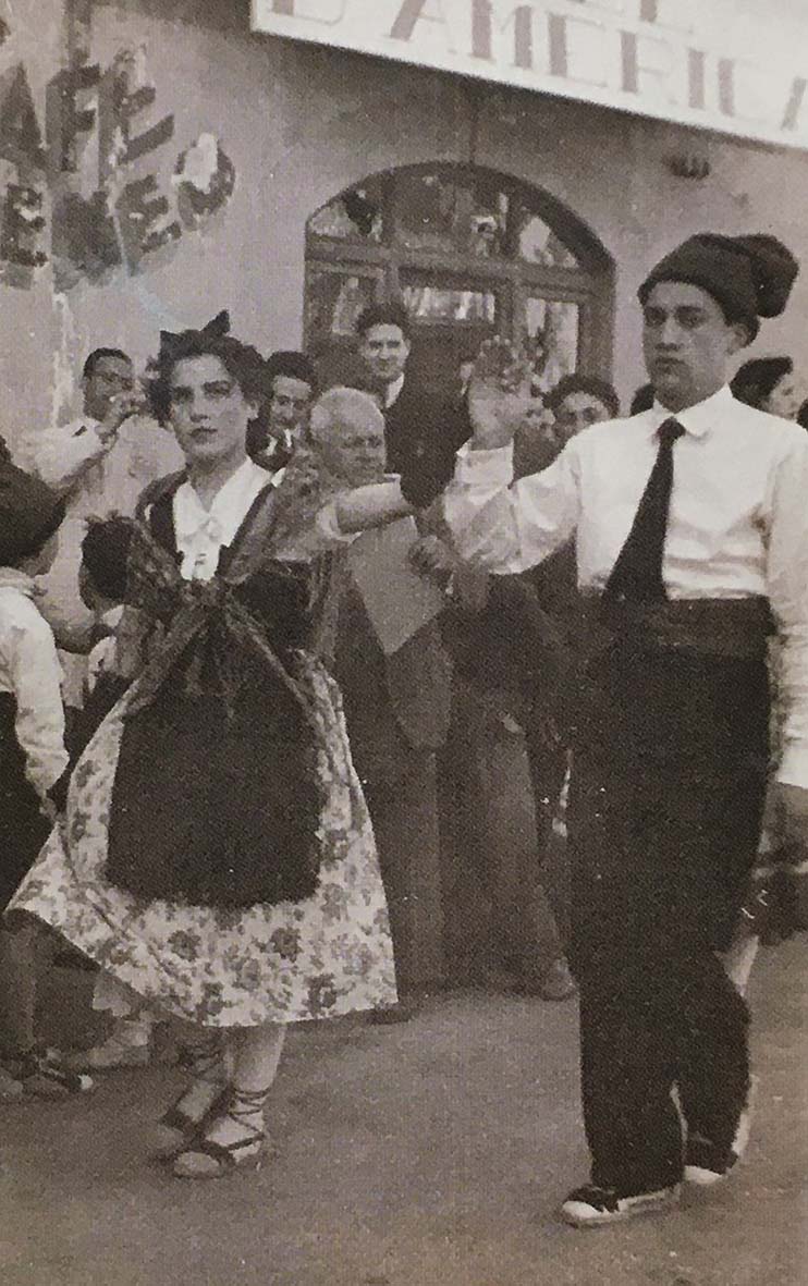 Any 1951 - ActuaciÃ³ de la colla caramellaire de l'AgrupaciÃ³ ArtÃ­stica de l'Ateneu (font: llibre 'Les Caramelles de SÃºria' de NÃºria Balaguer i Riera).
