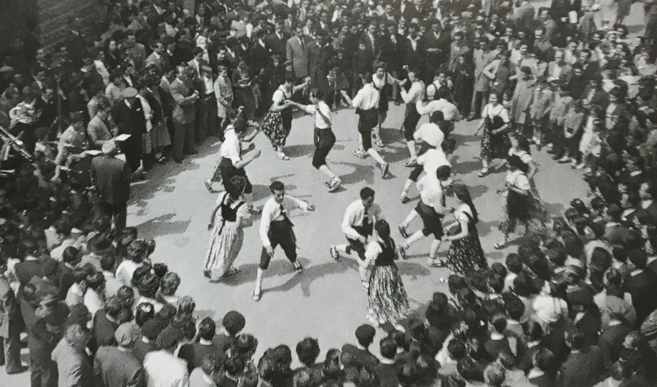 Any 1951 - Actuacio de la colla caramellaire de l'AgrupaciÃ³ ArtÃ­stica de l'Ateneu (font: llibre 'SÃºria. Els records d'un poble' de Josep Juncadella Masana i M. del Pilar GÃ³mez GÃ³mez).