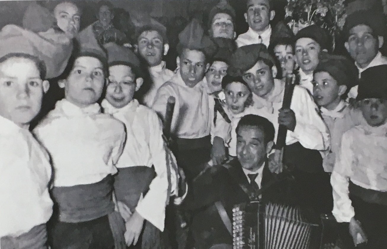 Any 1953 - Colla caramellaire dels Fadrinets del Poble Vell (font: llibre 'Les Caramelles de SÃºria' de NÃºria Balaguer i Riera).