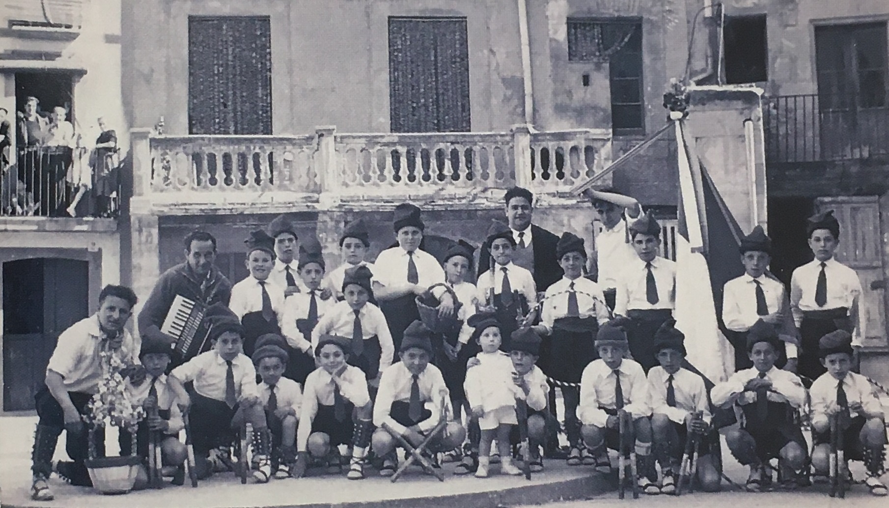 Any 1958 - Colla caramellaire dels Fadrinets del Poble Vell (font: llibre 'Les Caramelles de SÃºria' de NÃºria Balaguer i Riera).