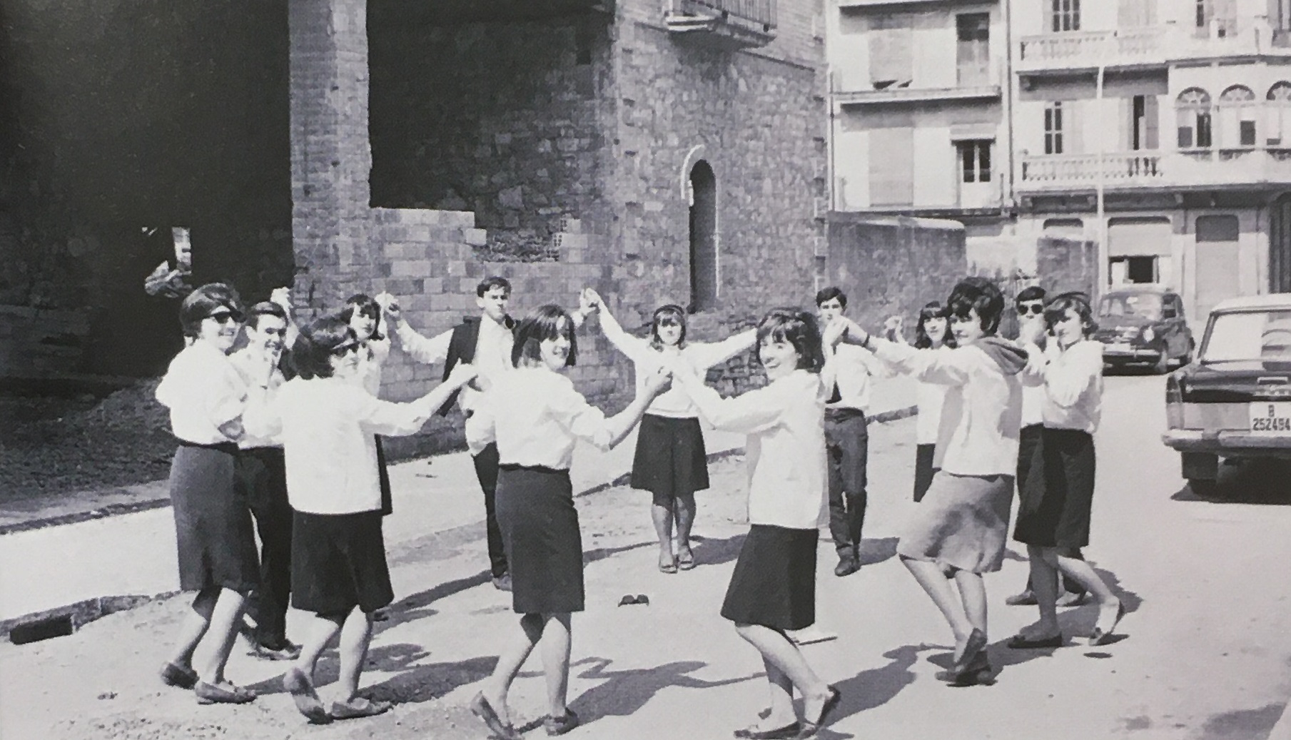 DÃ¨cada de 1960 - Colla caramellaire de joves vinculats al moviment sardanista i el Centre Parroquial (font: llibre 'Les Caramelles de SÃºria' de NÃºria Balaguer i Riera).