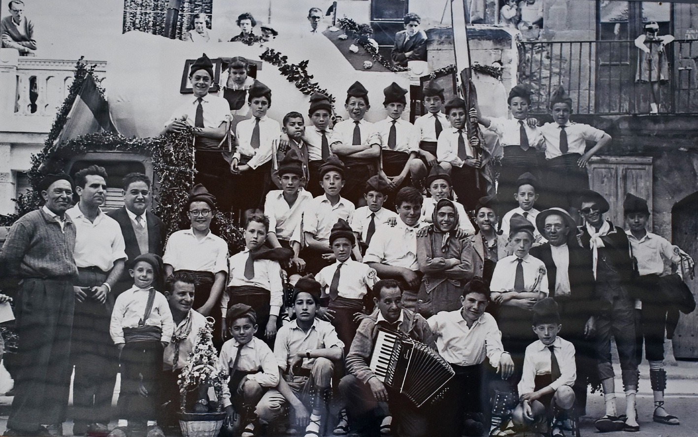 Any 1961 - Colla caramellaire dels Fadrinets del Poble Vell (Fons Fotografia Juncadella de l'Arxiu Municipal de SÃºria).