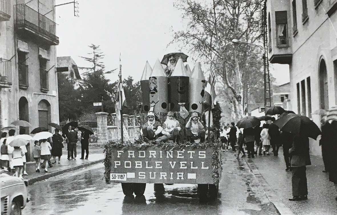 Any 1964 - Carrossa de la colla caramellaire dels Fadrinets del Poble Vell, al seu pas pel centre urbÃ  (font: llibre 'Les Caramelles de SÃºria' de NÃºria Balaguer i Riera).