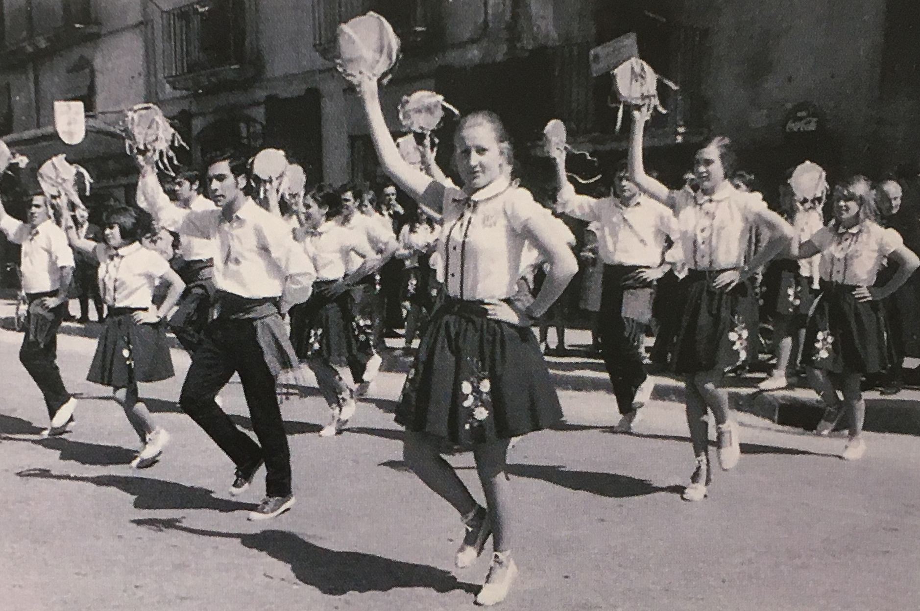 Any 1970 - ActuaciÃ³ de la Colla Caramellaire de l'AgrupaciÃ³ Sardanista (font: llibre 'Les Caramelles de SÃºria' de NÃºria Balaguer i Riera).