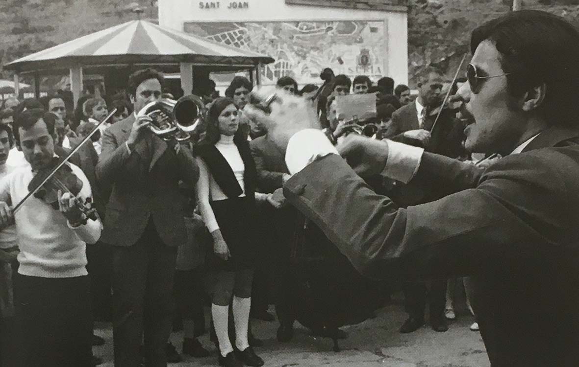 DÃ¨cada de 1970 - ActuaciÃ³ de la colla caramellaire de Joventuts Musicals i el Centre Excursionista (font: llibre 'Les Caramelles de SÃºria' de NÃºria Balaguer i Riera).