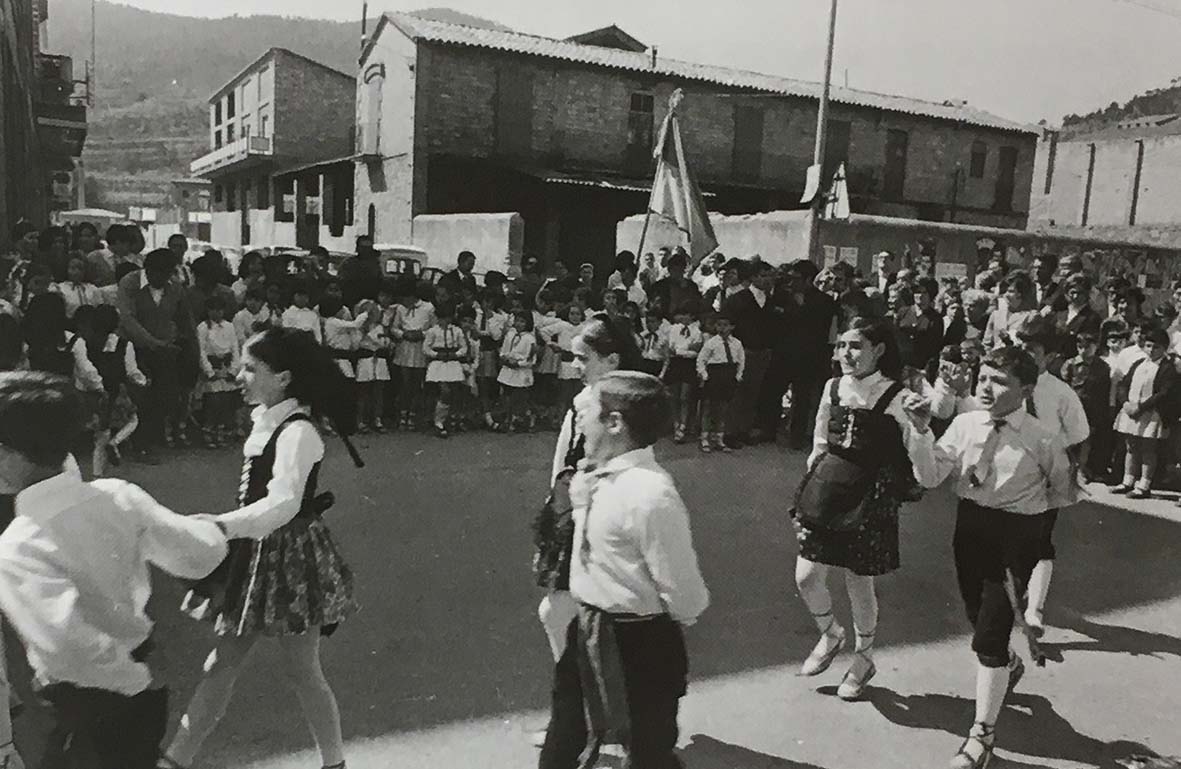 DÃ¨cada de 1970 - ActuaciÃ³ de la colla caramellaire del Centre Parroquial (font: llibre 'Les Caramelles de SÃºria' de NÃºria Balaguer i Riera).