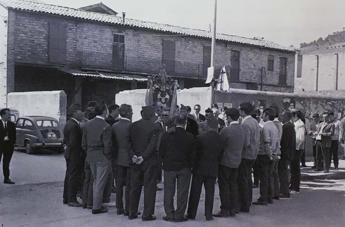 DÃ¨cada de 1970 - ActuaciÃ³ caramellaire del cor de La Llanterna (font: llibre 'Les Caramelles de SÃºria' de NÃºria Balaguer i Riera).