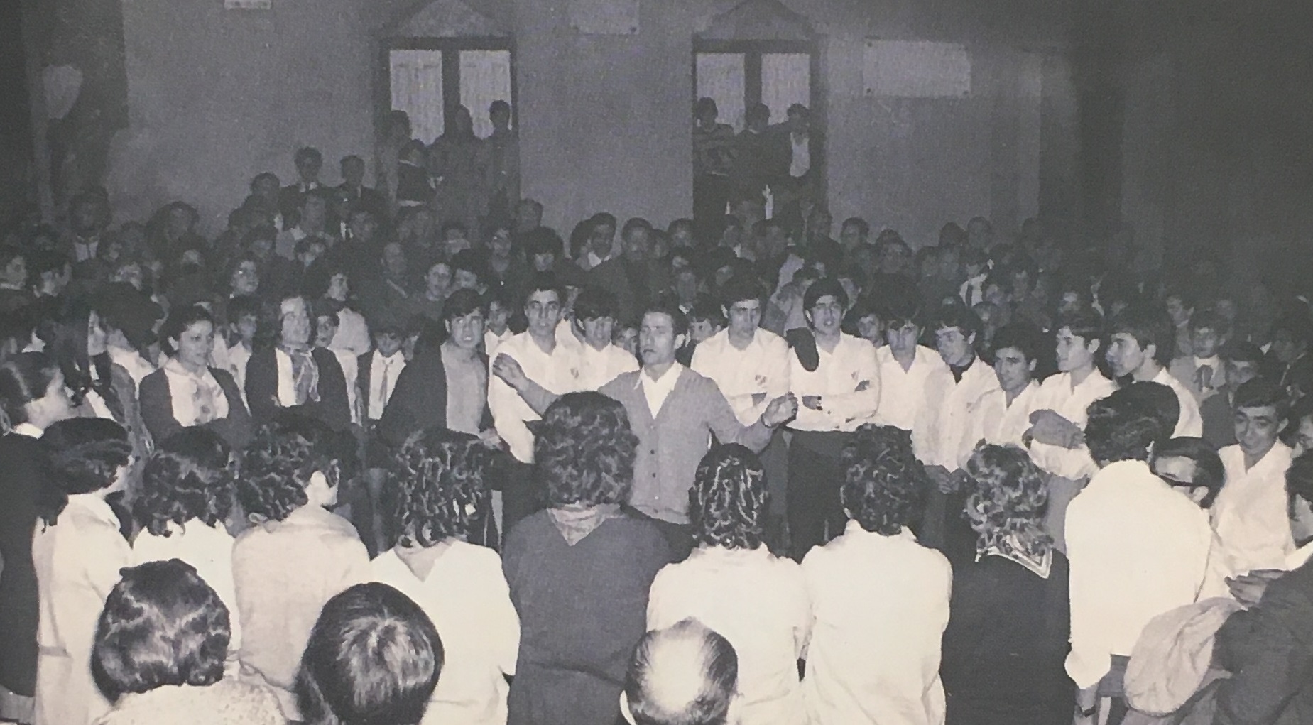 Any 1971 - ActuaciÃ³ de la colla caramellaire de l'AgrupaciÃ³ Sardanista (font: llibre 'Les Caramelles de SÃºria' de NÃºria Balaguer i Riera).