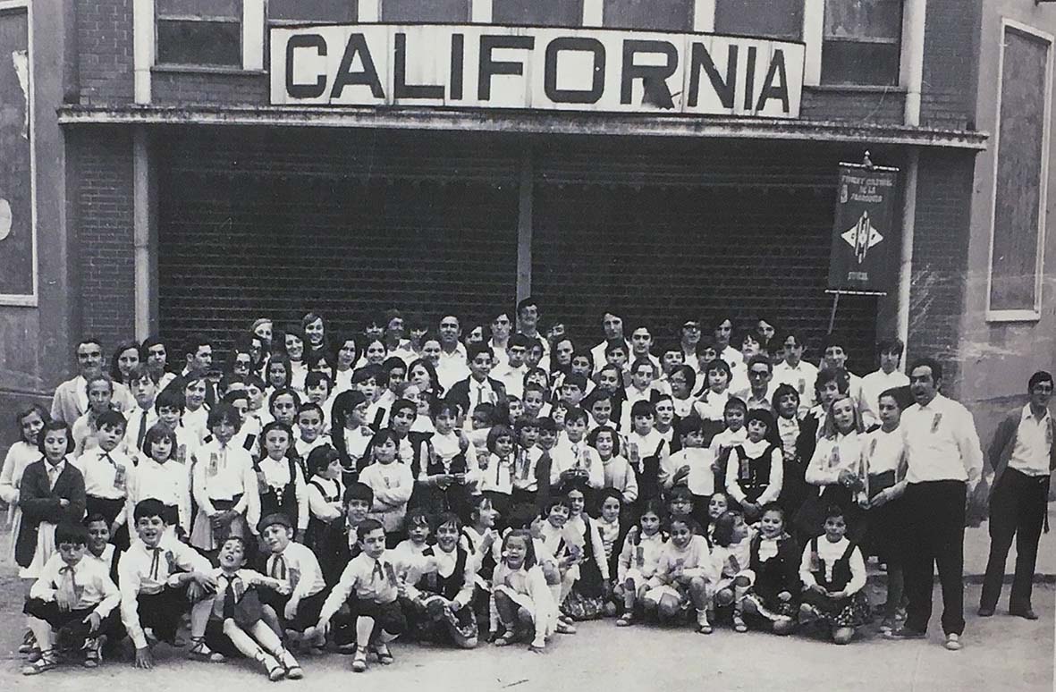 Any 1973 - Colles caramellaires del Foment Cultural, davant el cinema CalifÃ²rnia (font: llibre 'Les Caramelles de SÃºria' de NÃºria Balaguer i Riera).