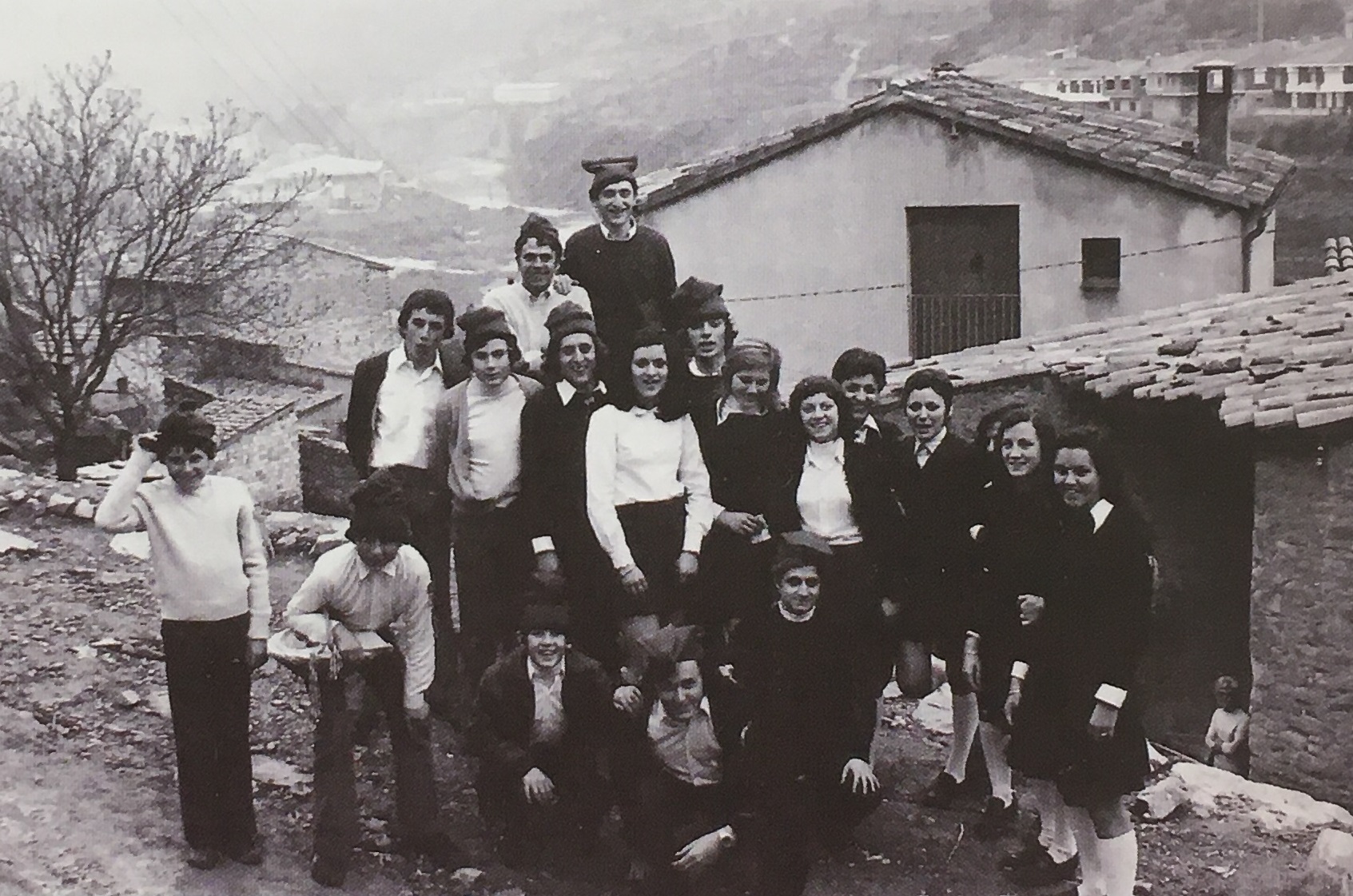 Any 1974 - Colla caramellaire de Joventuts Musicals i el Centre Excursionista (font: llibre 'Les Caramelles de SÃºria' de NÃºria Balaguer i Riera).