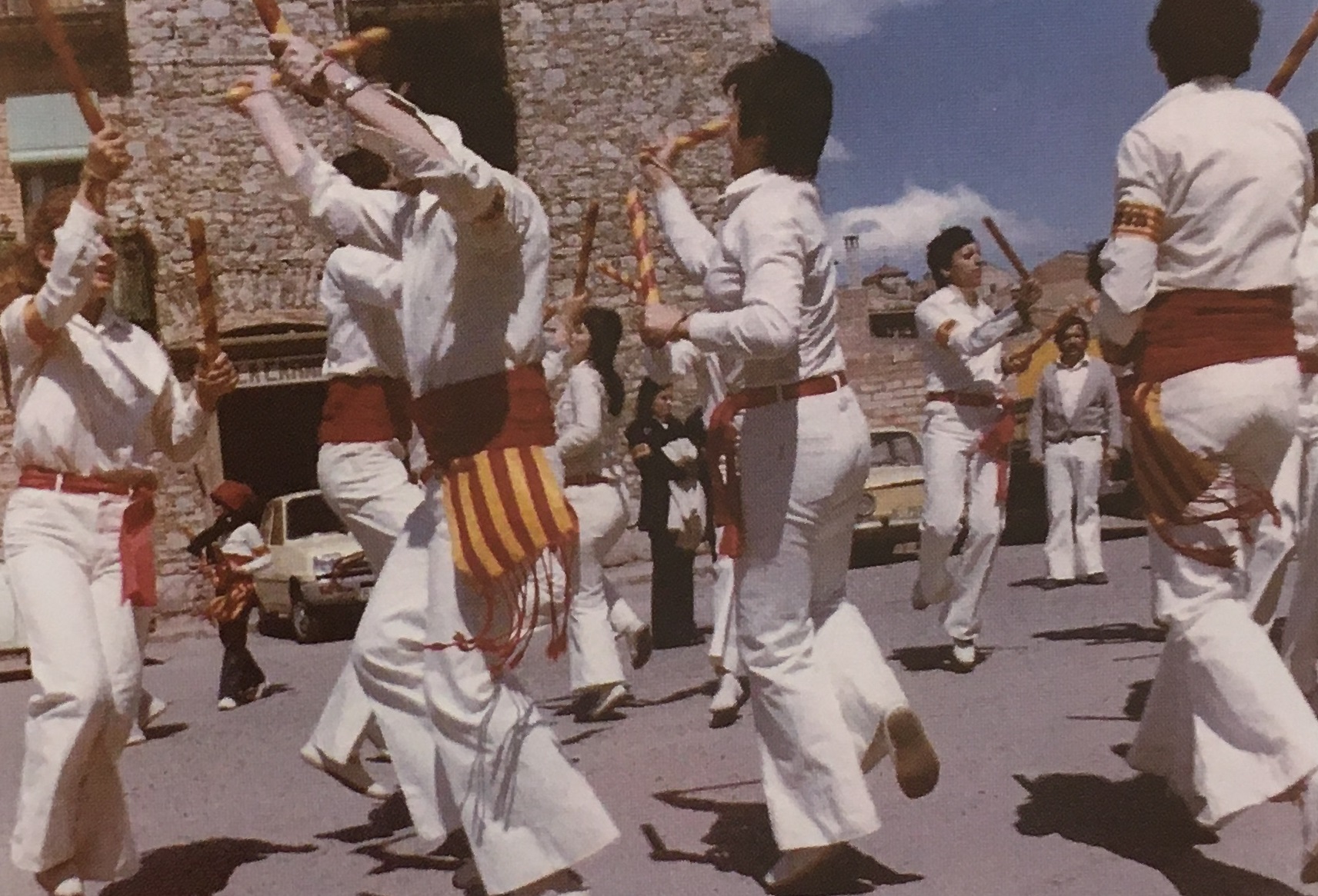 Any 1977 - ActuaciÃ³ de la colla caramellaire de l'AgrupaciÃ³ Sardanista (font: llibre 'Les Caramelles de SÃºria' de NÃºria Balaguer i Riera).