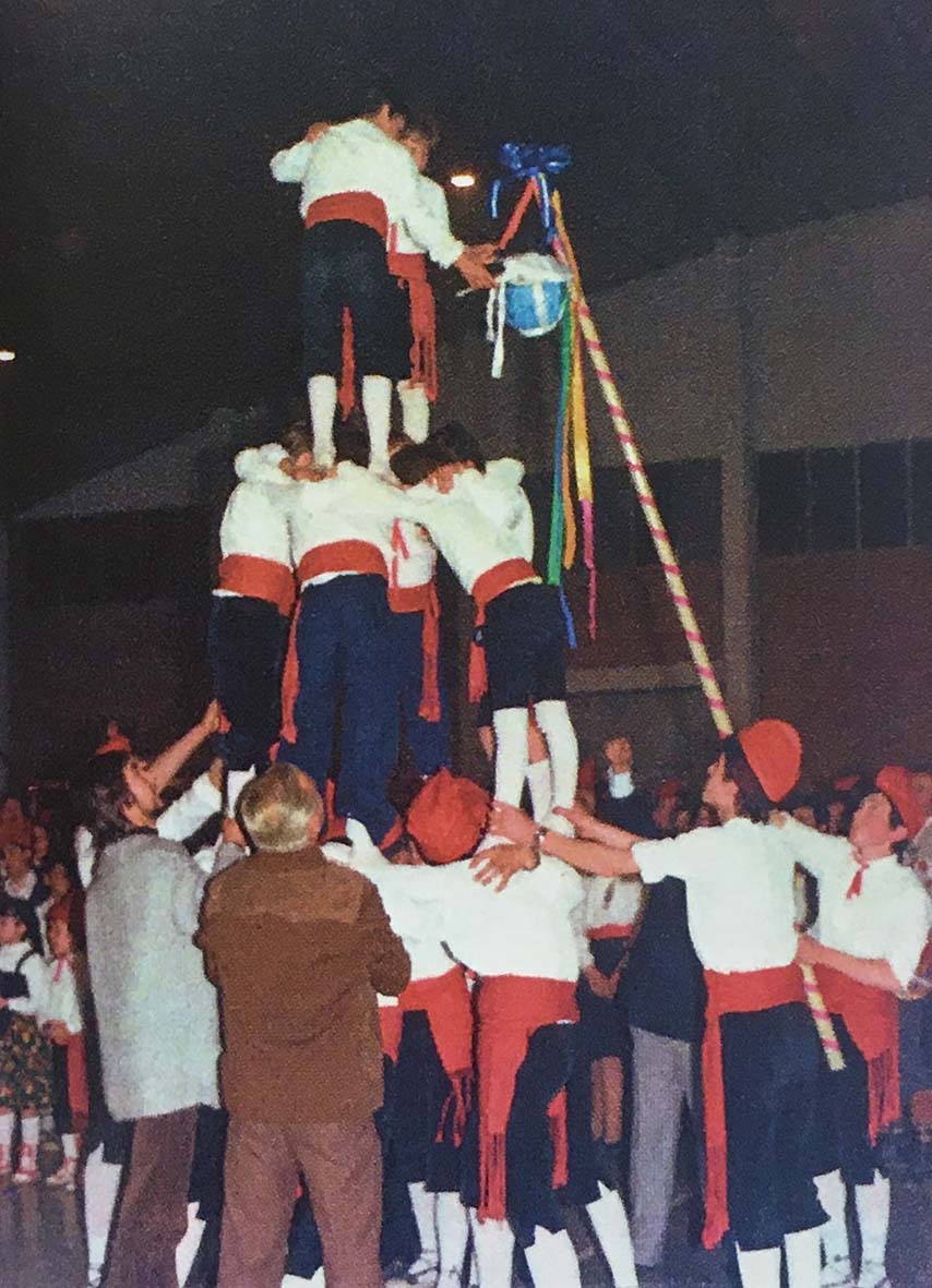 Any 1978 - Aixecament d'un castell durant la Trobada Caramellaire del PavellÃ³ (font: llibre 'Les Caramelles de SÃºria' de NÃºria Balaguer i Riera).