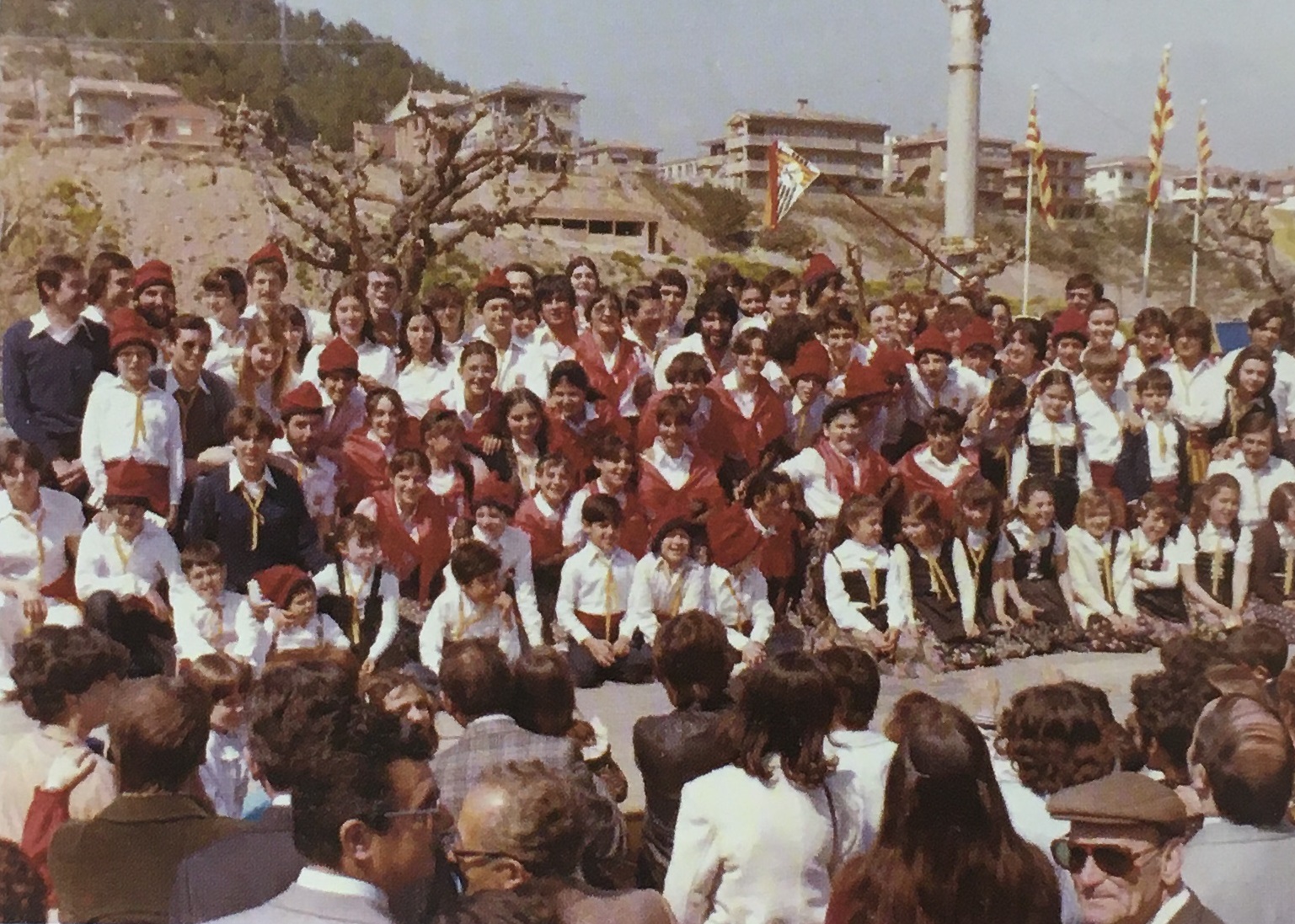 Any 1980 - Colla caramellaire de l'AgrupaciÃ³ Sardanista (font: llibre 'Les Caramelles a SÃºria' de NÃºria Balaguer i Riera).