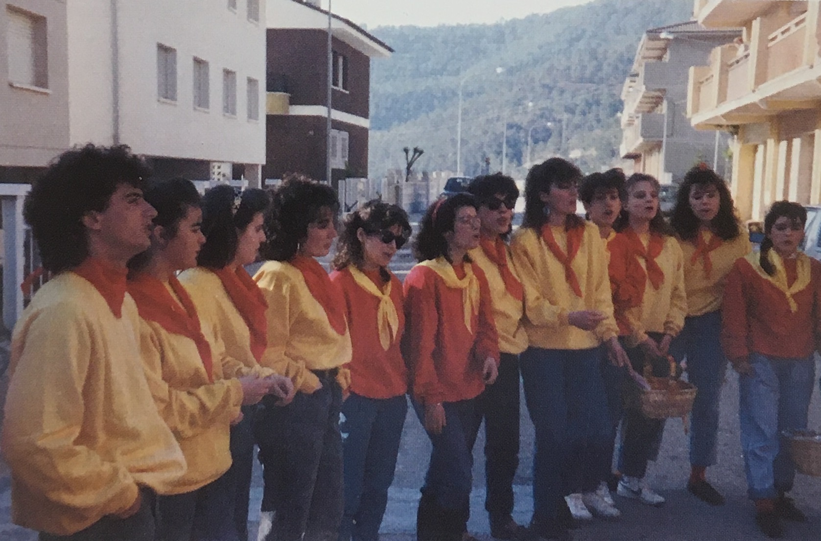 DÃ¨cada de 1980 - ActuaciÃ³ de la colla caramellaire del ColÂ·lectiu Juvenil (font: llibre 'Les Caramelles de SÃºria' de NÃºria Balaguer i Riera).