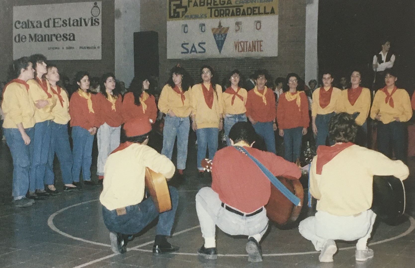 DÃ¨cada de 1980 - ActuaciÃ³ de la colla caramellaire del ColÂ·lectiu Juvenil (font: llibre 'Les Caramelles de SÃºria' de NÃºria Balaguer i Riera).