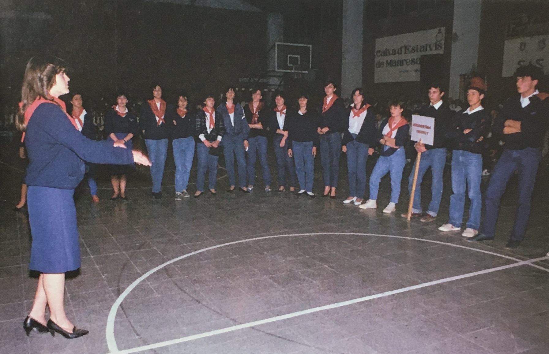 DÃ¨cada de 1980 - ActuaciÃ³ de la colla caramellaire de l'Estudiantina de l'Institut Mig-MÃ³n (font: llibre 'Les Caramelles de SÃºria' de NÃºria Balaguer i Riera).