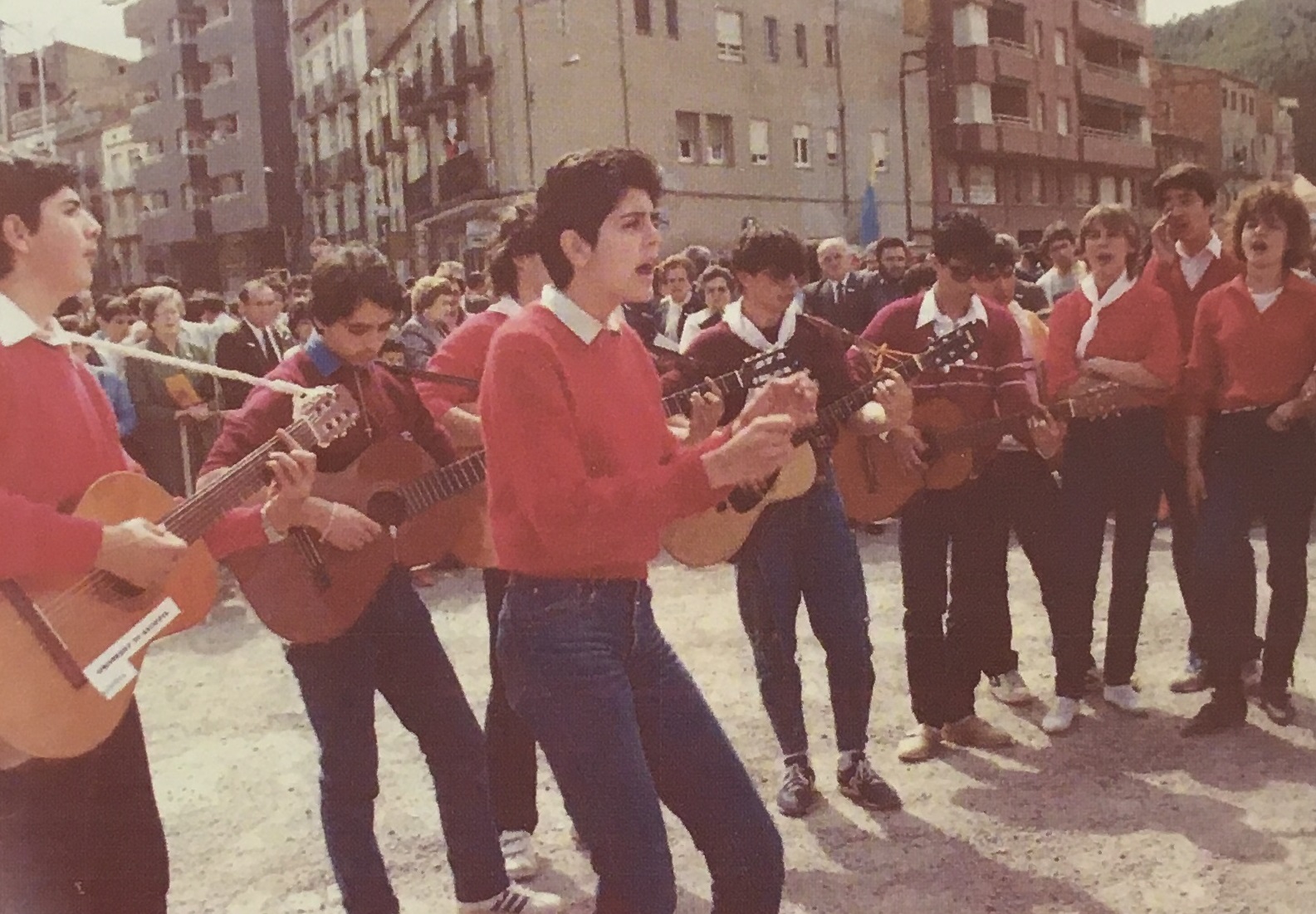 DÃ¨cada de 1980 - ActuaciÃ³ de la colla caramellaire de l'Estudiantina de l'Institut Mig-MÃ³n (font: llibre 'Les Caramelles de SÃºria' de NÃºria Balaguer i Riera).