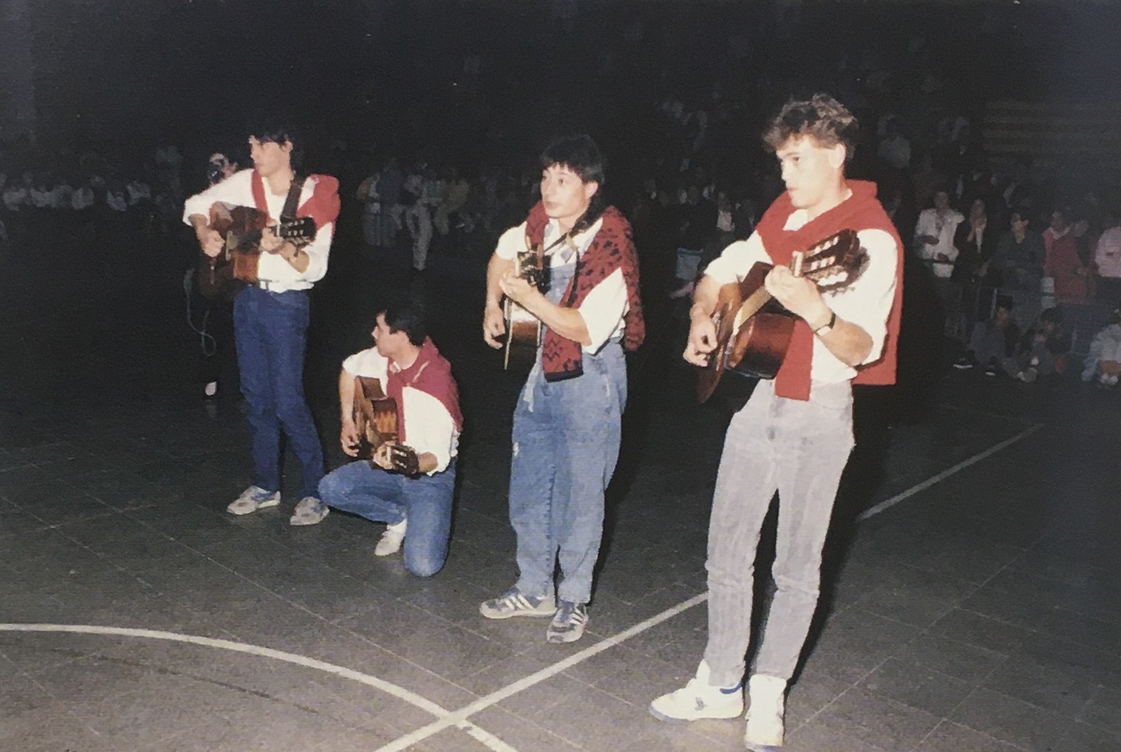 DÃ¨cada de 1980 - ActuaciÃ³ de la colla caramellaire de l'Estudiantina de l'Institut Mig-MÃ³n (font: llibre 'Les Caramelles de SÃºria' de NÃºria Balaguer i Riera).