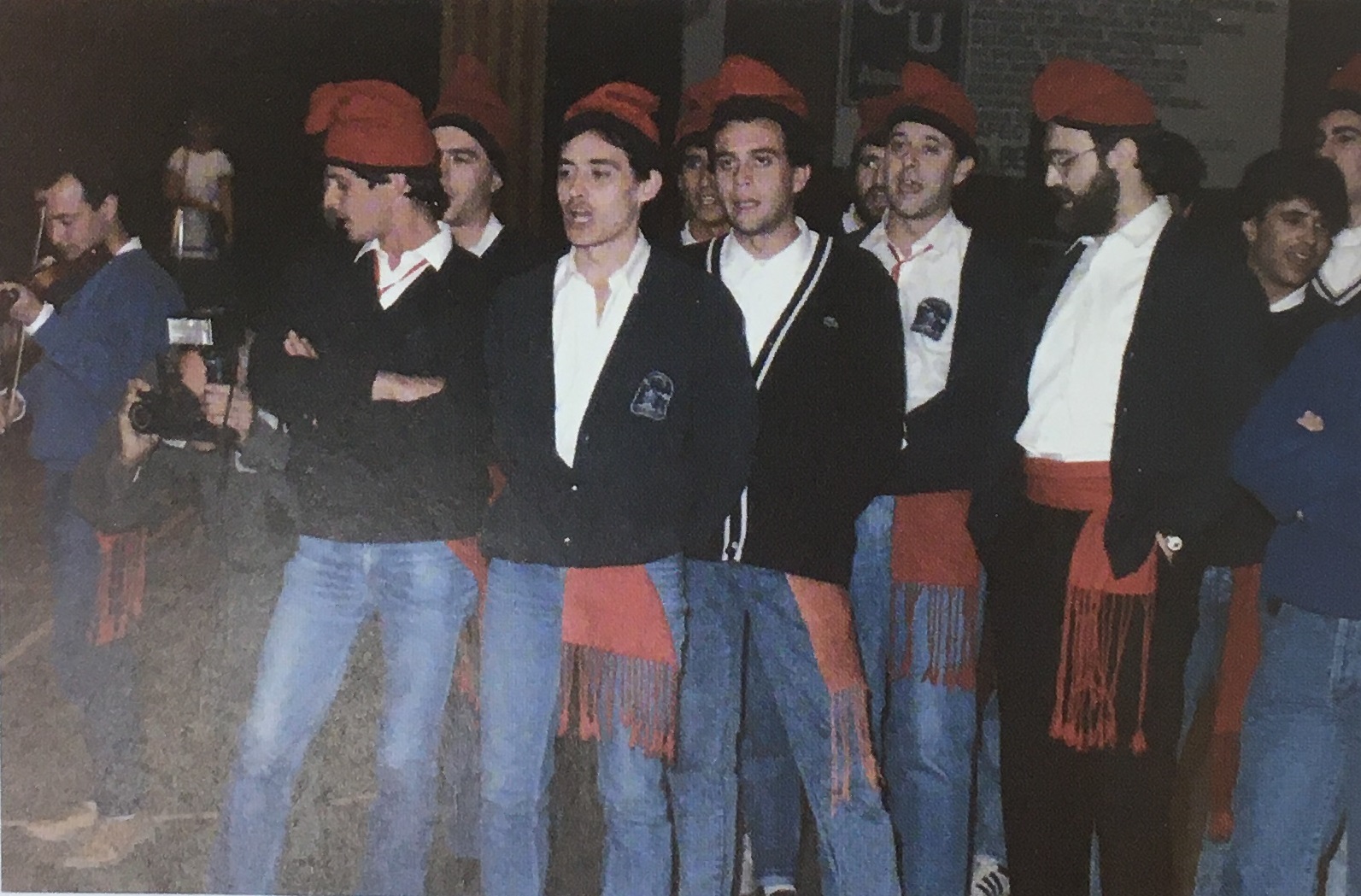 DÃ¨cada de 1980 - ActuaciÃ³ de la colla caramellaire de l'AgrupaciÃ³ PiragÃ¼Ã itica (font: llibre 'Les Caramelles de SÃºria' de NÃºria Balaguer i Riera).