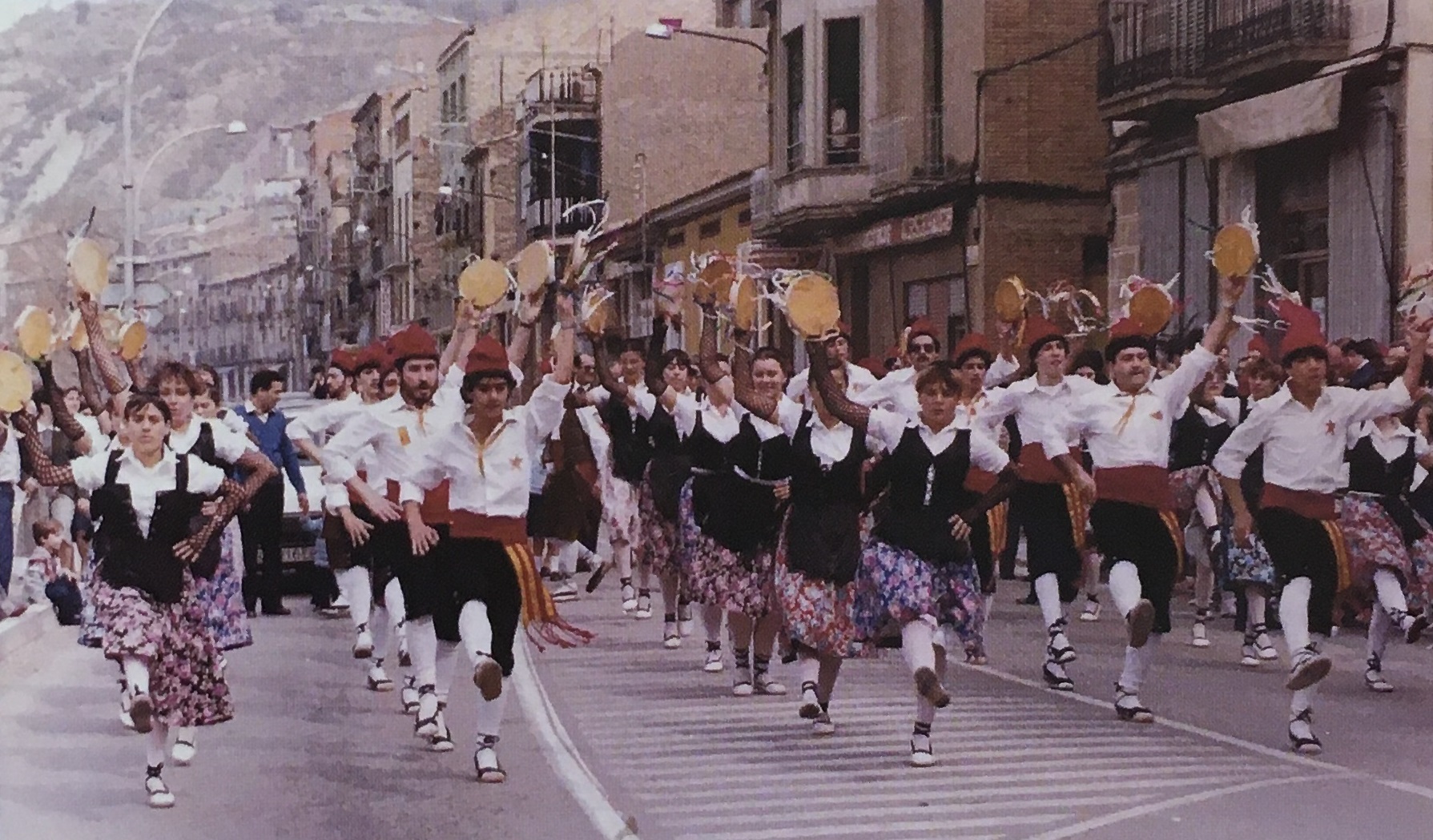 Any 1982 - Colla caramellaire de l'AgrupaciÃ³ Sardanista (font: llibre 'Les Caramelles de SÃºria' de NÃºria Balaguer i Riera).