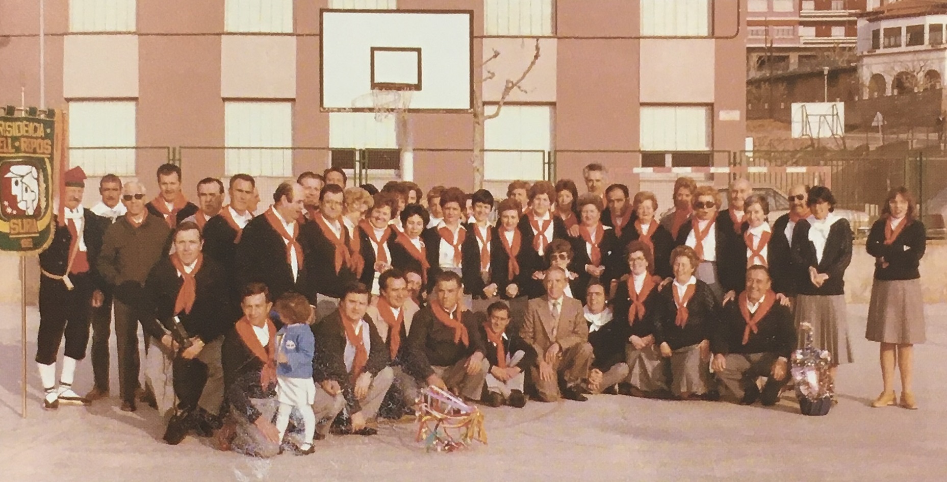 Any 1982 - Colla caramellaire de la Coral Bell RepÃ²s (font: llibre 'Les Caramelles de SÃºria' de NÃºria Balaguer i Riera).