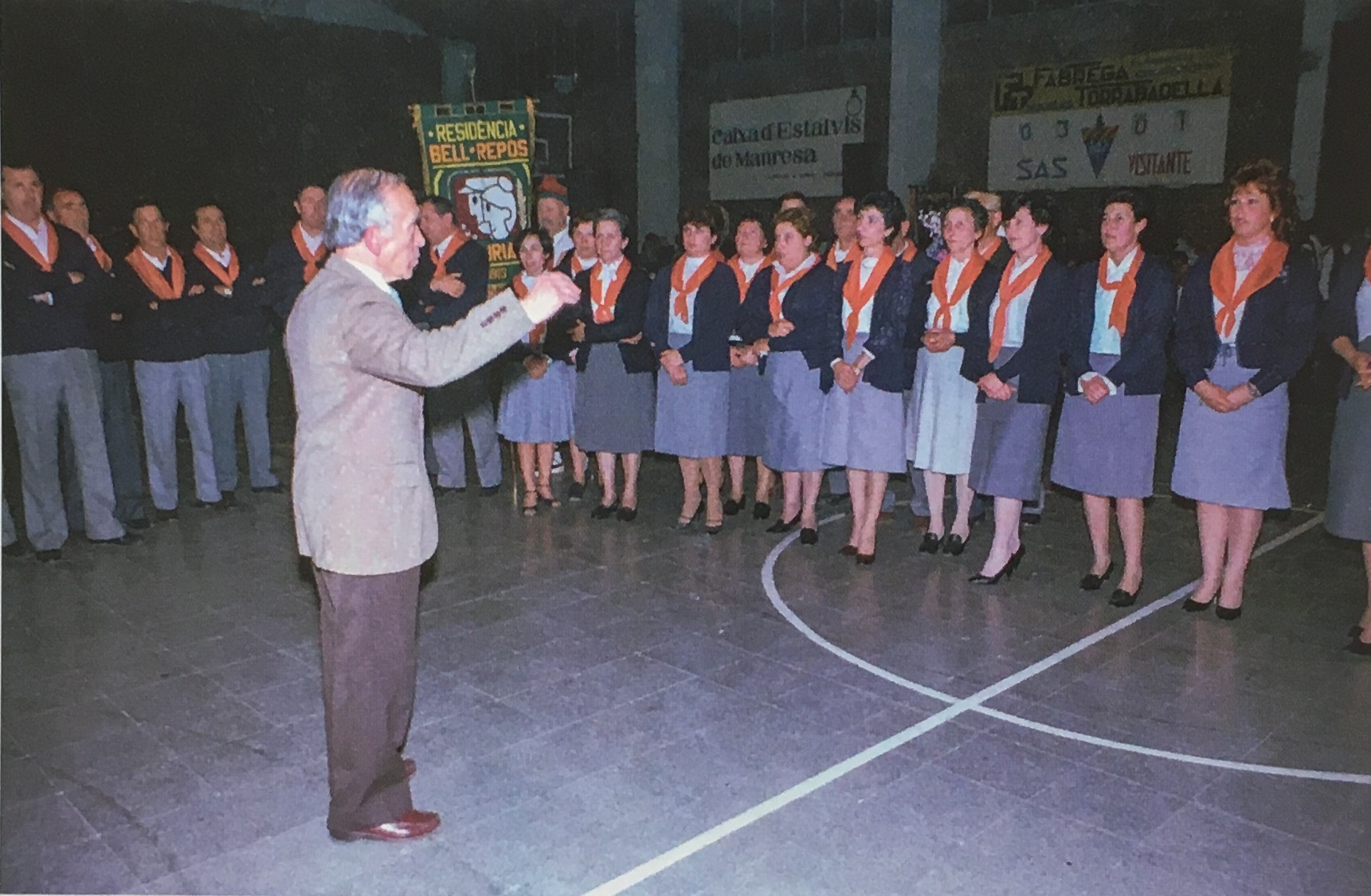 Any 1984 - ActuaciÃ³ de la colla caramellaire de la Coral Bell RepÃ²s (font: llibre 'Les Caramelles de SÃºria' de NÃºria Balaguer i Riera).