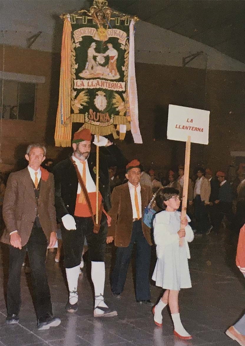 Any 1984 - Entrada de l'estendard de la colla de La Llanterna a la Trobada Caramellaire del PavellÃ³ (font: llibre 'Les Caramelles de SÃºra' de NÃºria Balaguer i Riera).