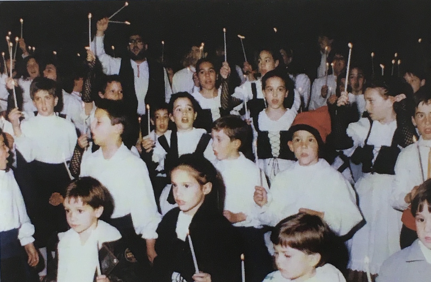 Any 1990 - InterpretaciÃ³ d'El Cant del Poble durant la Trobada Caramellaire del PavellÃ³ (font: llibre 'Les Caramelles de SÃºria' de NÃºria Balaguer i Riera).