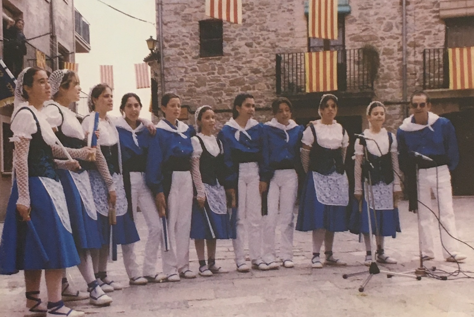 DÃ¨cada de 1990 - ActuaciÃ³ de la colla caramellaire del grup de Majorets (font: llibre 'Les Caramelles de SÃºria' de NÃºria Balaguer i Riera).