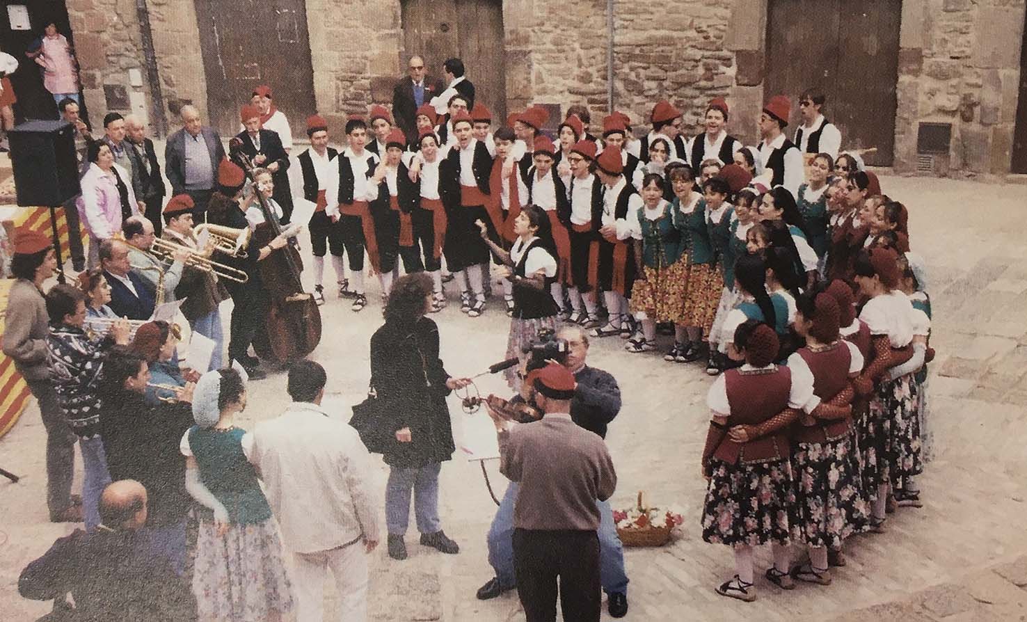 DÃ¨cada de 1990 - ActuaciÃ³ de la Colla Juvenil del Foment Cultural a la plaÃ§a Major del Poble Vell (font: llibre 'Les Caramelles de SÃºria' de NÃºria Balaguer i Riera).