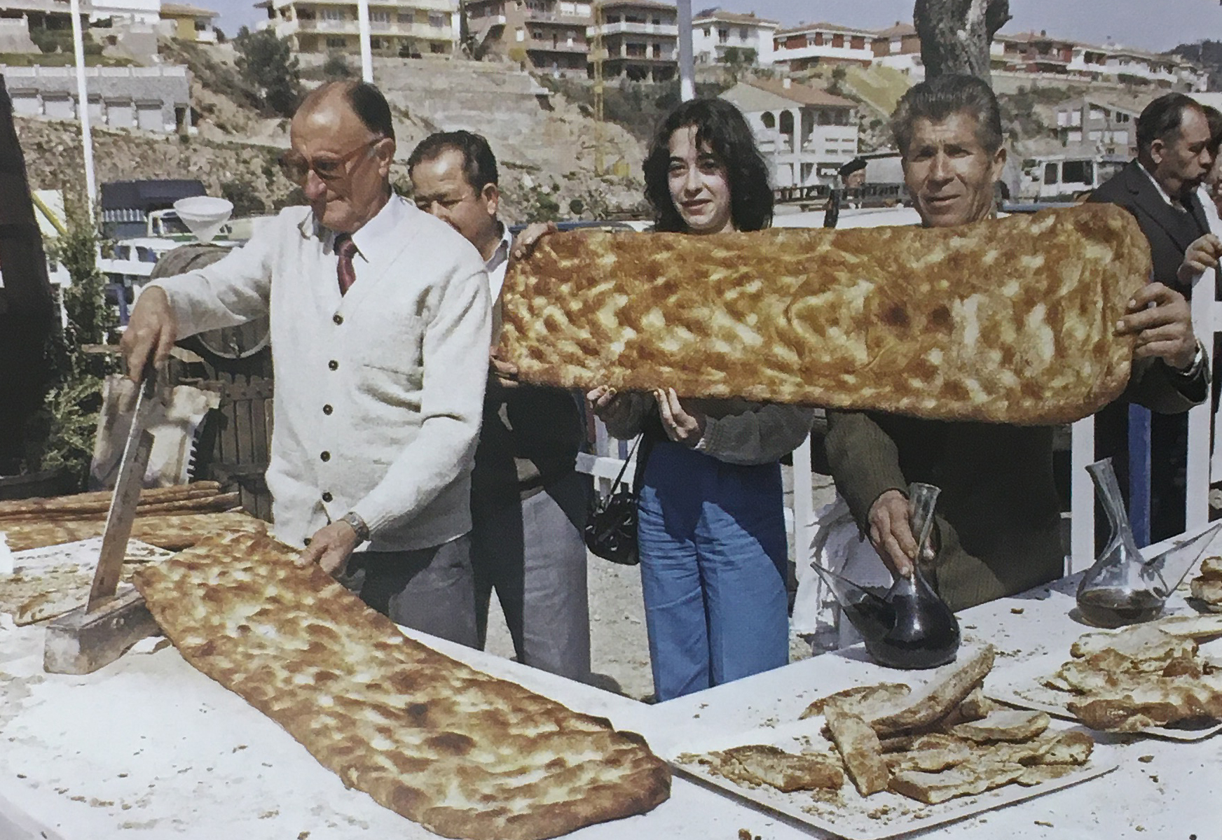 DÃ¨cada de 1990 - Parada de coca i mistela durant les Caramelles (font: llibre 'SÃºria. Els records d'un poble' de Josep Juncadella Masana i M. del Pilar GÃ³mez GÃ³mez).