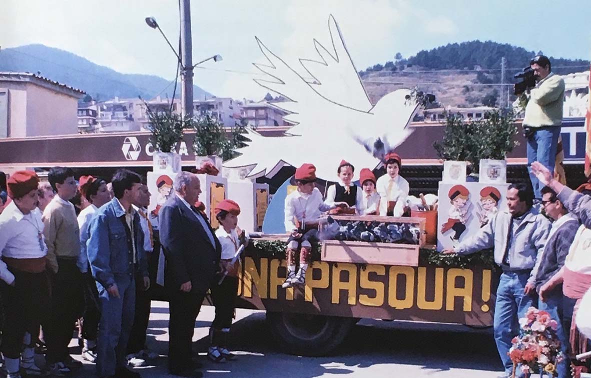Any 1991 - Carrossa de la colla caramellaire dels Fadrinets del Poble Vell (font: llibre 'Les Caramelles de SÃºria' de NÃºria Balaguer i Riera).